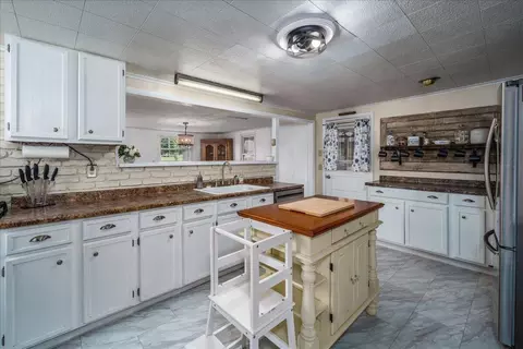 Kitchen - 136 Hayward Ave, Circleville, OH 43113 photo 3 of 5