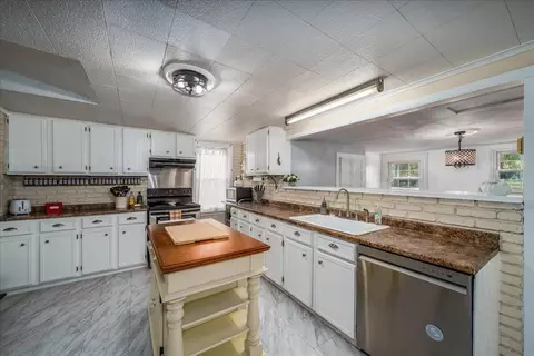 Kitchen - 136 Hayward Ave, Circleville, OH 43113 photo 4 of 5