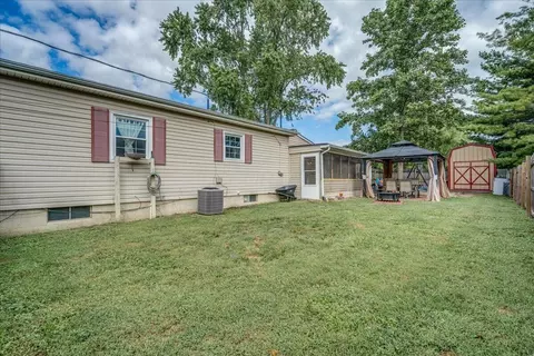 Exterior - 136 Hayward Ave, Circleville, OH 43113 photo 5 of 8
