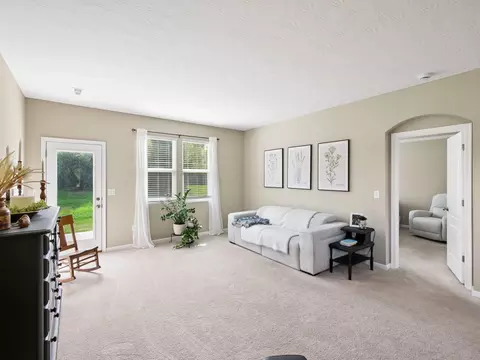 Living - 36 Oldham Ct, Delaware, OH 43015 photo 3 of 7