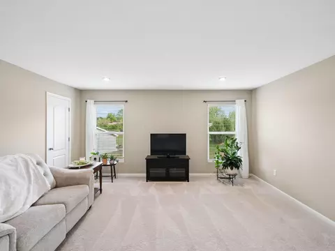 Living - 36 Oldham Ct, Delaware, OH 43015 photo 6 of 7