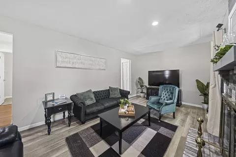 Living - 5515 Glasgow Pl, Columbus, OH 43235 photo 4 of 7