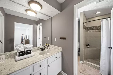 Bath - 5515 Glasgow Pl, Columbus, OH 43235 photo 3 of 8