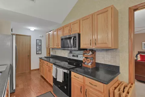 Kitchen - 2018 Farmbrook Cir N, Grove City, OH 43123 photo 6 of 9