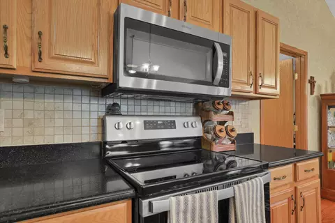 Kitchen - 2018 Farmbrook Cir N, Grove City, OH 43123 photo 7 of 9