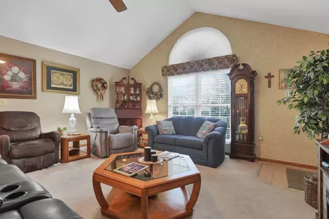 Living - 2018 Farmbrook Cir N, Grove City, OH 43123 photo 2 of 2