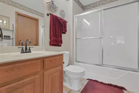 Bath - 2018 Farmbrook Cir N, Grove City, OH 43123 photo 6 of 8