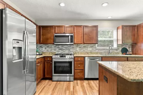 Kitchen - 247 Jay Ct, Delaware, OH 43015 photo 3 of 5