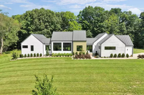 104 Apple Valley Ln, Granville, OH 43023