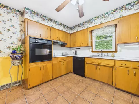Kitchen - 914 Rutter Ave, Lancaster, OH 43130 photo 2 of 4