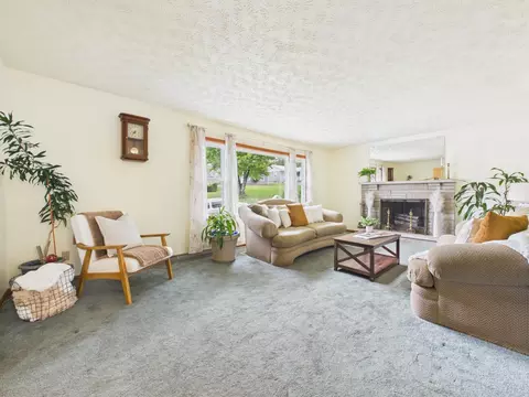 Living - 914 Rutter Ave, Lancaster, OH 43130 photo 2 of 7