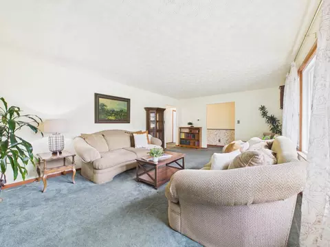 Living - 914 Rutter Ave, Lancaster, OH 43130 photo 3 of 7