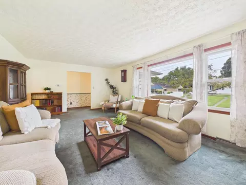 Living - 914 Rutter Ave, Lancaster, OH 43130 photo 4 of 7