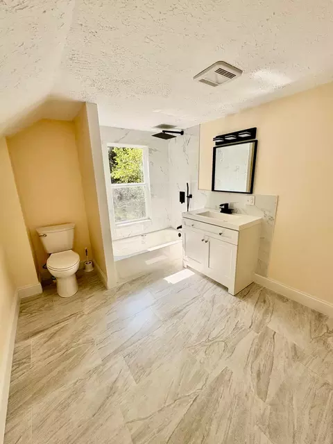 Bath - 1811 Hillside Ave, Springfield, OH 45503 photo 1 of 2