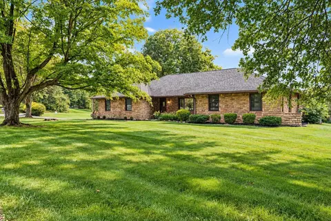 45 Pine Village Dr, Granville, OH 43023