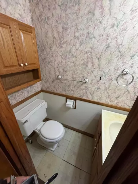 Bath - 1864 Roberta Dr, Heath, OH 43056 photo 1 of 2