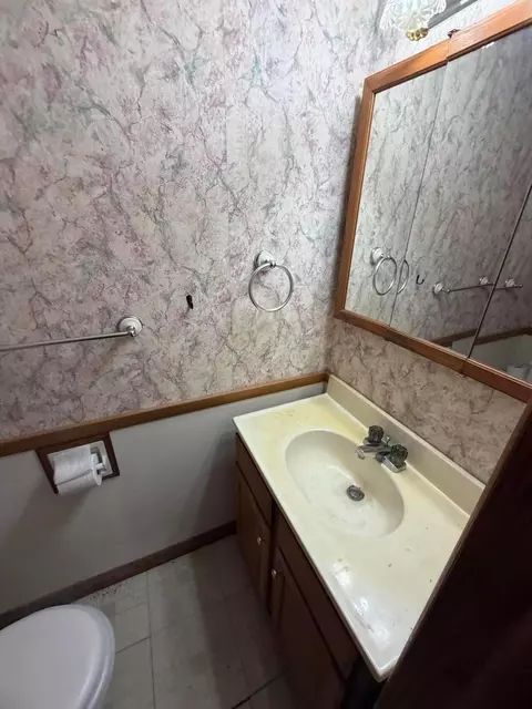 Bath - 1864 Roberta Dr, Heath, OH 43056 photo 2 of 2