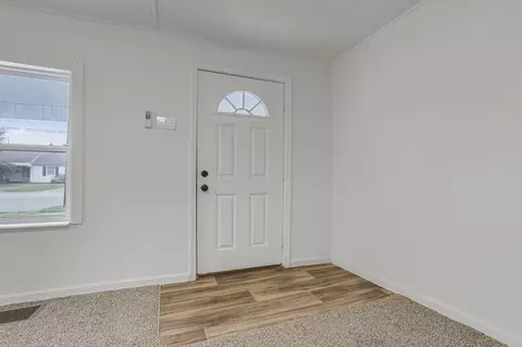 Entry Way - 663 E Mound St, Circleville, OH 43113 photo 1 of 1