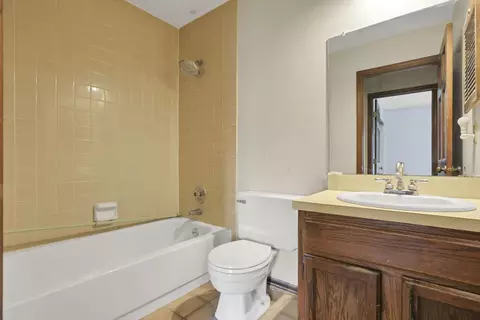 Bath - 7141 Sweeny Ct, Dublin, OH 43017 photo 4 of 6
