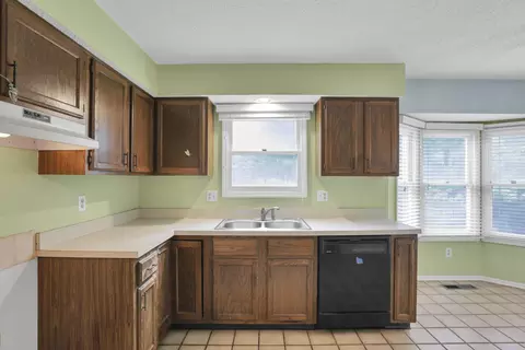 Kitchen - 7141 Sweeny Ct, Dublin, OH 43017 photo 4 of 6