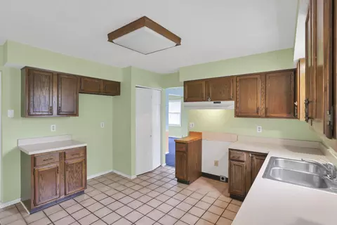 Kitchen - 7141 Sweeny Ct, Dublin, OH 43017 photo 2 of 6