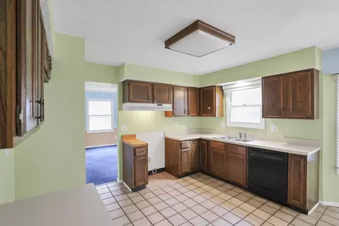 Kitchen - 7141 Sweeny Ct, Dublin, OH 43017 photo 1 of 6