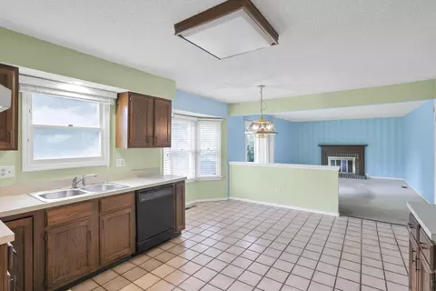 Kitchen - 7141 Sweeny Ct, Dublin, OH 43017 photo 3 of 6
