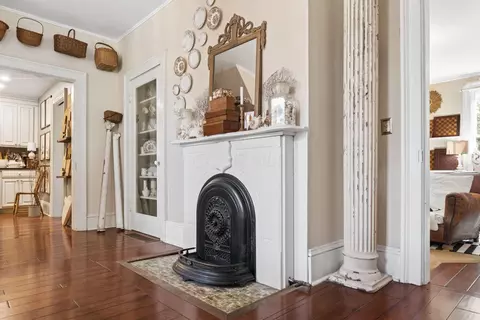 Entry Way - 141 E Wheeling St, Lancaster, OH 43130 photo 6 of 13