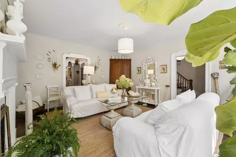 Living - 141 E Wheeling St, Lancaster, OH 43130 photo 3 of 13