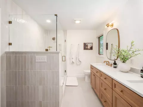 Bath - 4189 Haymaker Ln, Dublin, OH 43017 photo 3 of 6