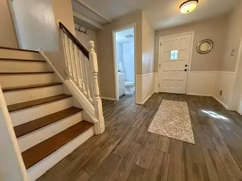 Entry Way - 4100 Kendale Rd, Columbus, OH 43220 photo 2 of 4