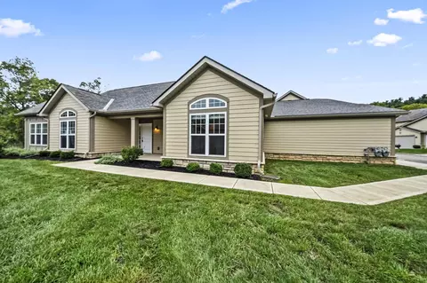 631 Woods Edge Ln, Newark, OH 43055