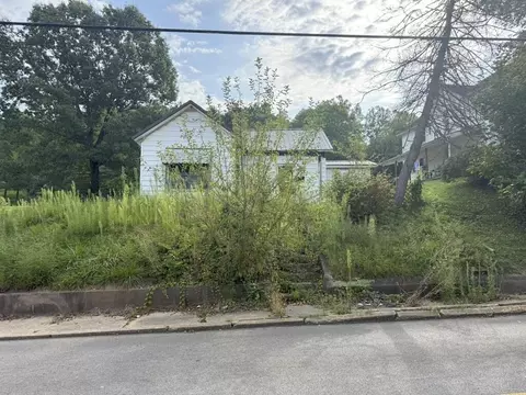 310 S State St, Crooksville, OH 43731
