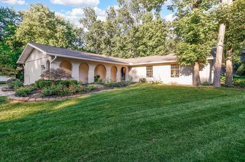 1594 Oakview Dr, Columbus, OH 43235