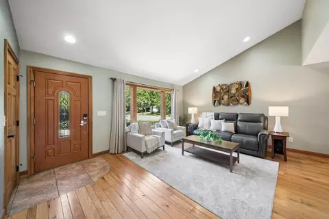 Living - 166 Ormsbee Ave, Westerville, OH 43081 photo 2 of 5