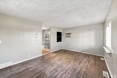 Living - 2013 Harris Dr, Marion, OH 43302 photo 2 of 4