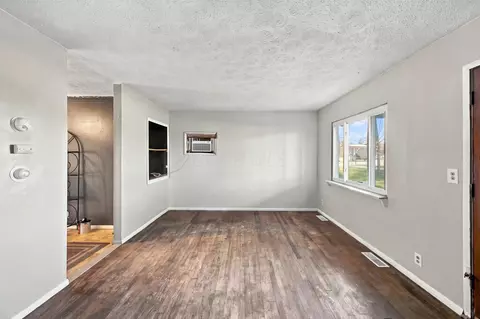 Living - 2013 Harris Dr, Marion, OH 43302 photo 3 of 4