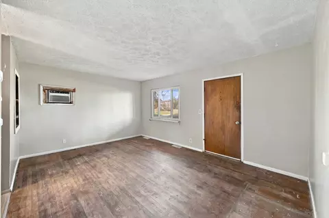 Living - 2013 Harris Dr, Marion, OH 43302 photo 4 of 4
