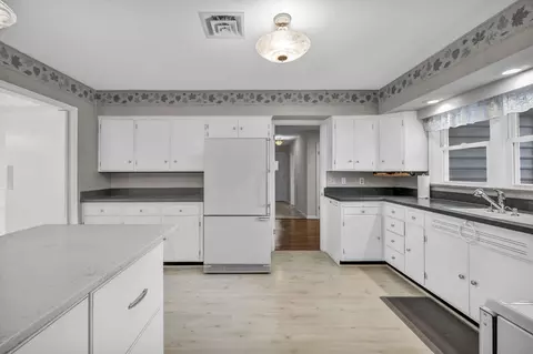 Kitchen - 758 King Ave, Marion, OH 43302 photo 3 of 4