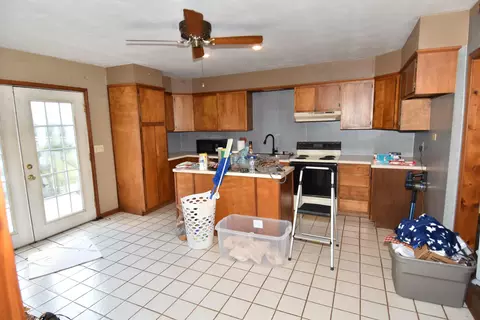Kitchen - 5635 Lancaster Rd, Hebron, OH 43025 photo 5 of 5