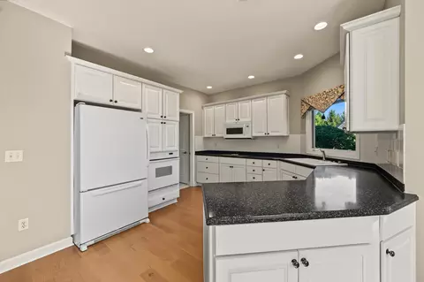 Kitchen - 9985 Gresham Ct, Powell, OH 43065 photo 2 of 7