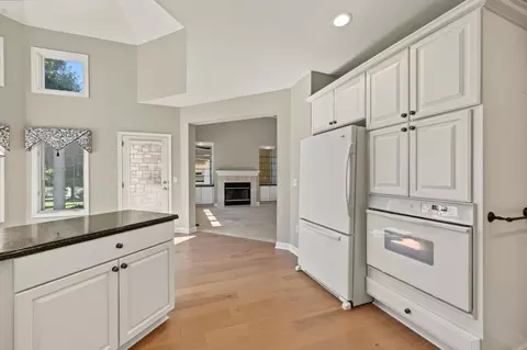 Kitchen - 9985 Gresham Ct, Powell, OH 43065 photo 6 of 7