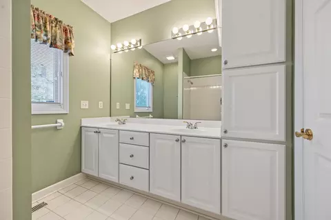 Bath - 9985 Gresham Ct, Powell, OH 43065 photo 7 of 8