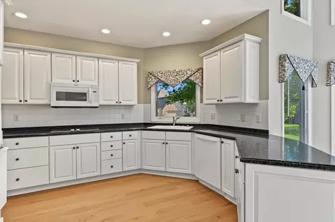 Kitchen - 9985 Gresham Ct, Powell, OH 43065 photo 3 of 7