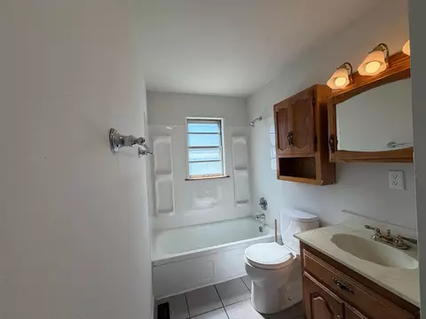 Bath - 55 Fieldpoint Rd, Heath, OH 43056 photo 1 of 3