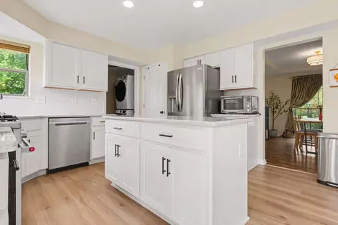 Kitchen - 5651 Anglesea Dr, Dublin, OH 43016 photo 2 of 3