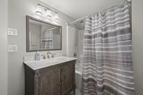 Bath - 316 E Markison Ave, Columbus, OH 43207 photo 2 of 3