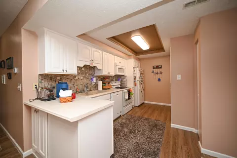 Kitchen - 606 Hampton Woods Dr, Marion, OH 43302 photo 1 of 2