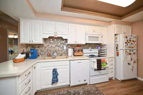 Kitchen - 606 Hampton Woods Dr, Marion, OH 43302 photo 2 of 2
