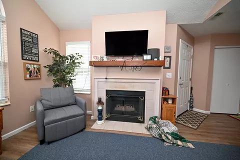 Living - 606 Hampton Woods Dr, Marion, OH 43302 photo 2 of 3